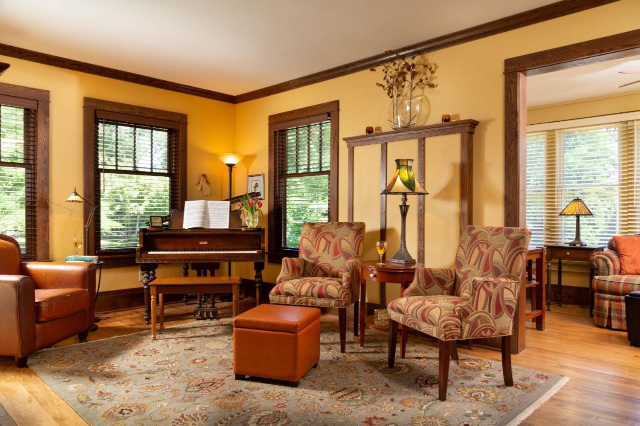 The Buckingham Inn Мадисон Экстерьер фото